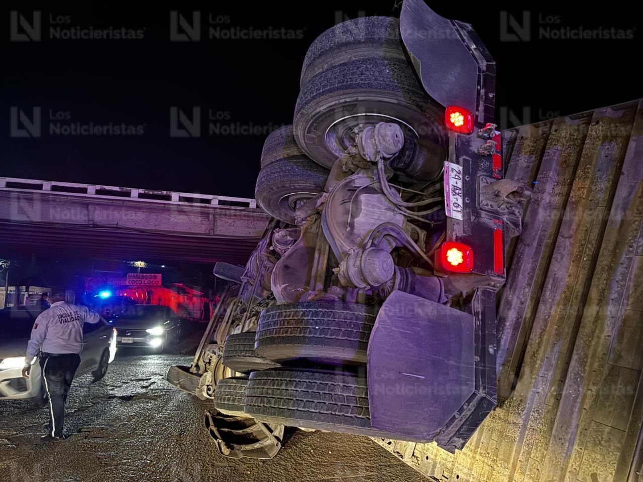 Vuelca tráiler en Libramiento Oriente y México 15, en Los Mochis