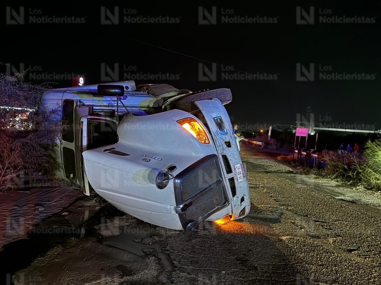 Vuelca tráiler en Libramiento Oriente y México 15, en Los Mochis