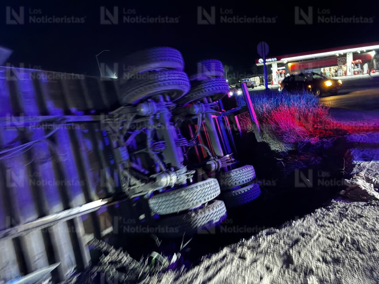 Vuelca tráiler en Libramiento Oriente y México 15, en Los Mochis