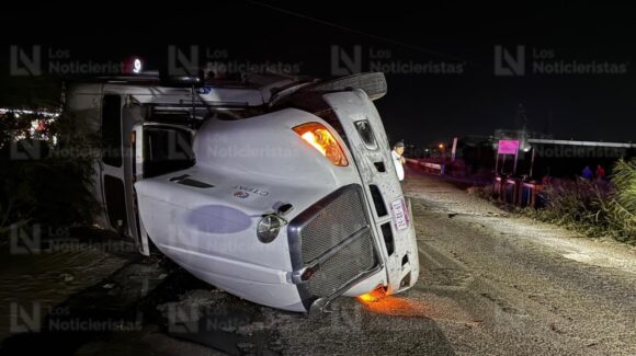 Chofer de tráiler vuelca en el Libramiento Oriente a la salida de Los Mochis, Sinaloa
