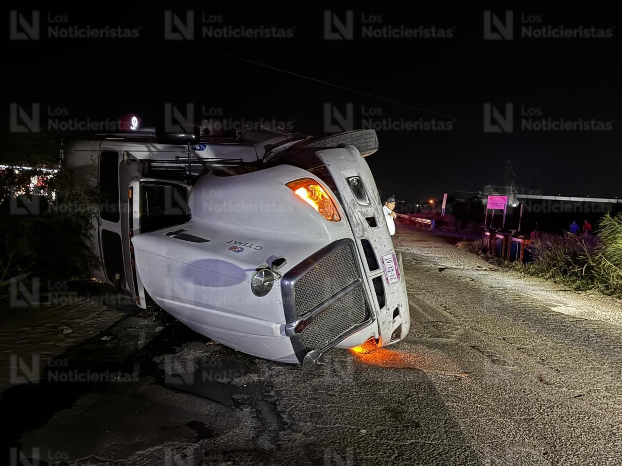 Vuelca tráiler en Libramiento Oriente y México 15, en Los Mochis