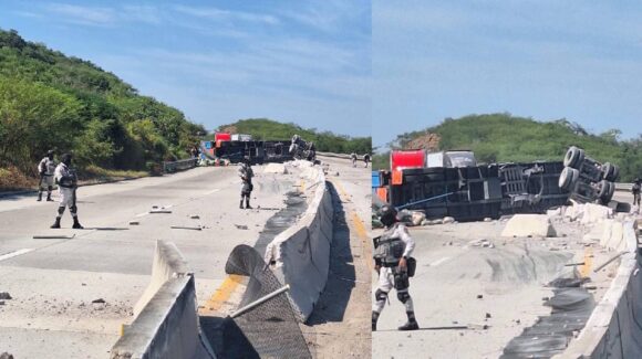 Tráiler vuelca sobre la carretera Mazatlán-Durango este domingo 9 de noviembre