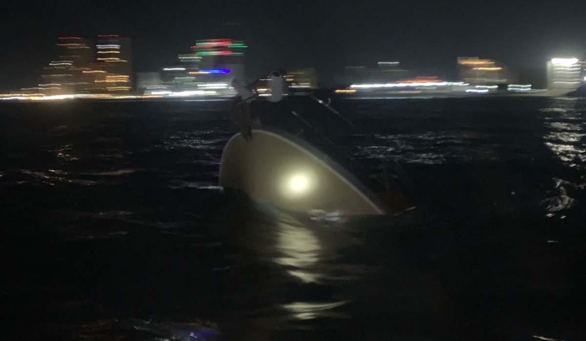 Yate hundido en playa de Mazatlán, Sinaloa