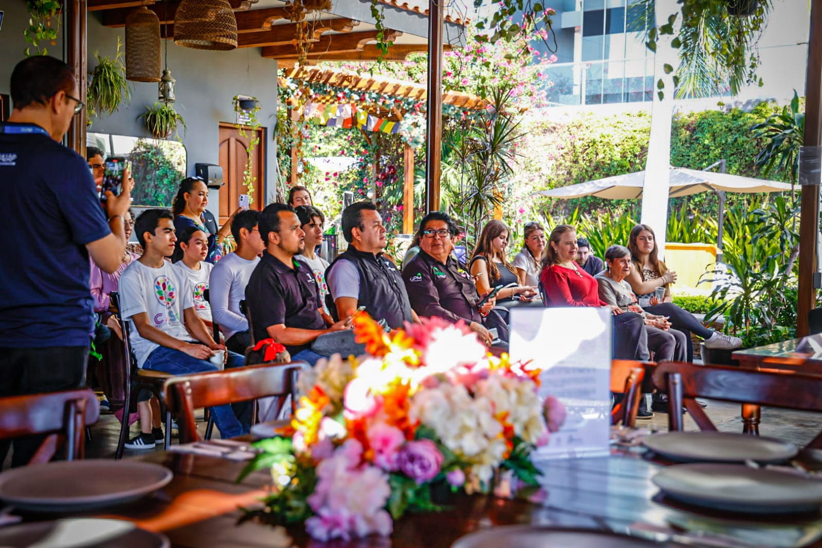 junta de asistencia privada apoya a jovenes estudiantes