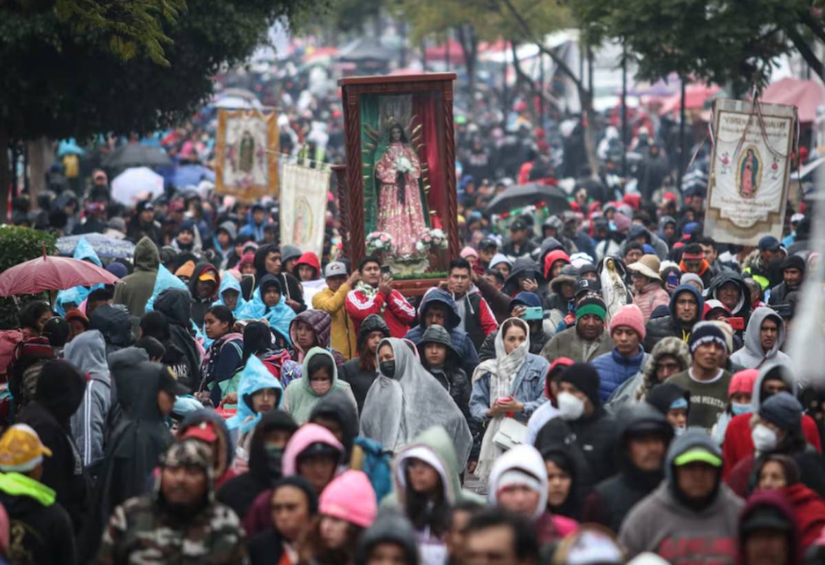 Cientos de feligreses arriban en caravana a las inmediaciones de la Basílica de la Virgen de Guadalupe