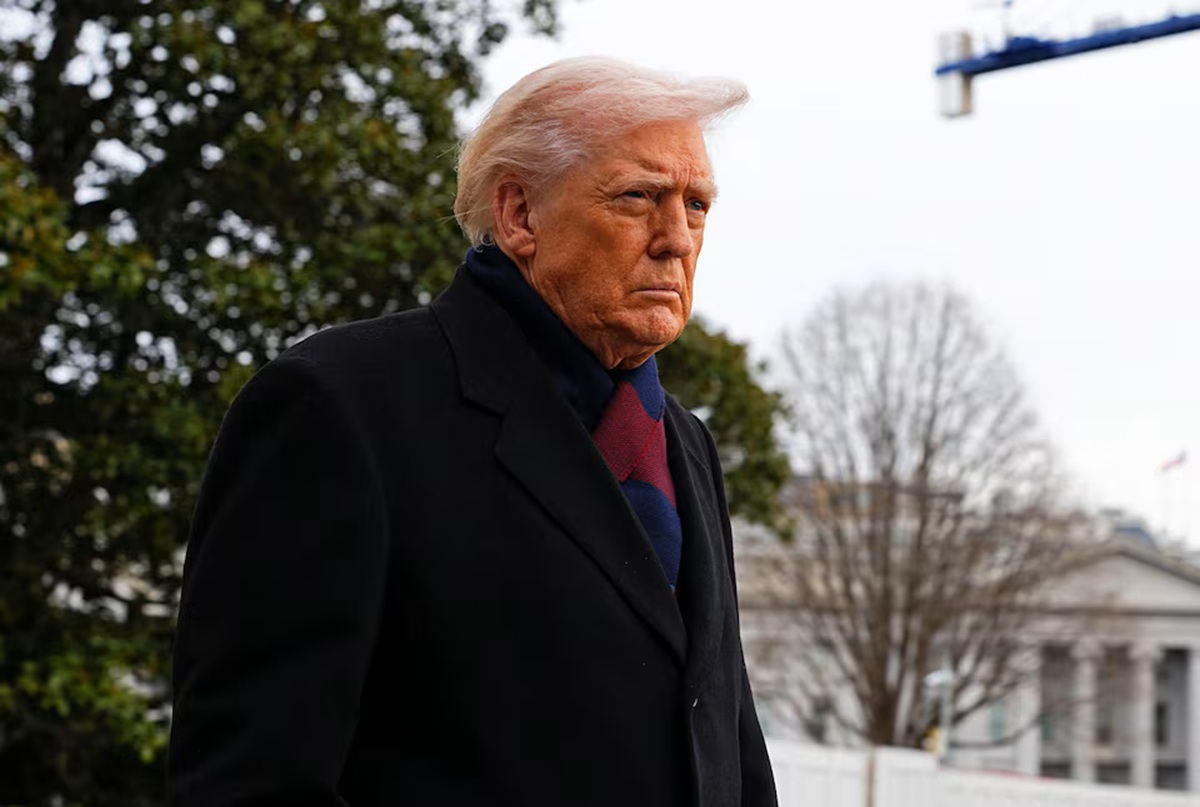 Donald Trump dirigiéndose a juego de futbol americano en Baltimore