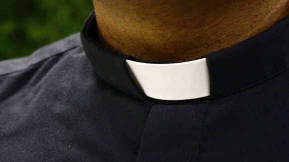 España aprueba extradición de sacerdote a México por denuncias en albergue de Jalisco