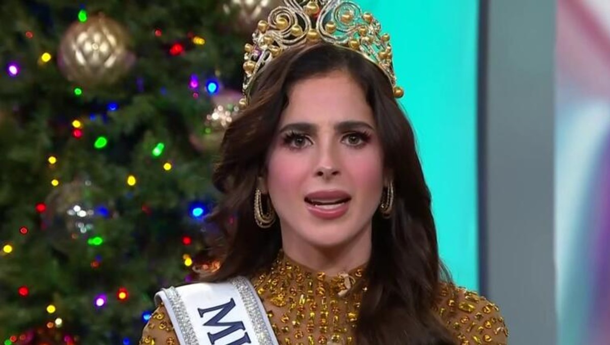Fátima Bosch abandona entrevista en Telemundo