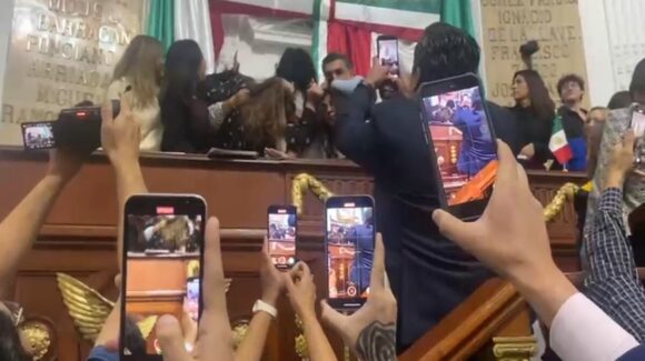 ¡”No nos vamos a mover”! El PAN se adueña de la tribuna del Congreso en CDMX a base de gritos y jaloneos: Vídeo