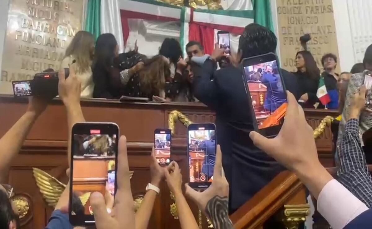 Jaloneos en sesión de diputados en el Congreso de CDMX