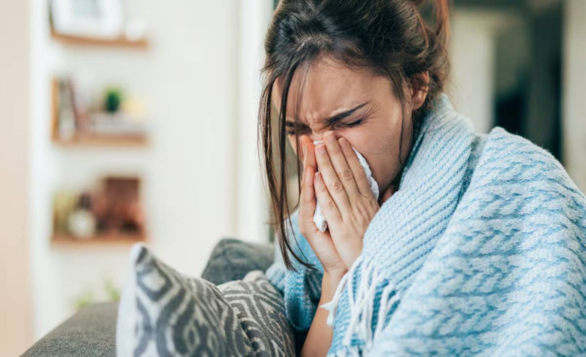 La H3N2 provoca síntomas similares a la influenza fiebre alta, tos persistente, dolor muscular, fatiga y congestión nasal.