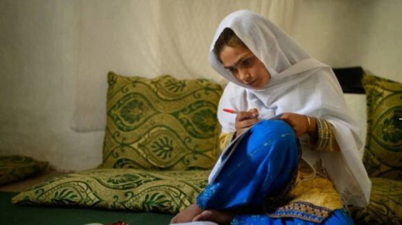 La foto Unicef del año: niña afgana estudiando sin acceso a secundaria