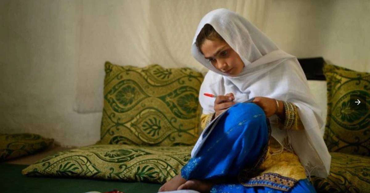 La foto Unicef del año niña afgana estudiando sin acceso a secundaria