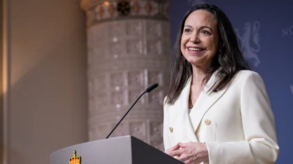 María Corina Machado escapa de Venezuela con peluca y disfraz tras evadir 10 retenes militares