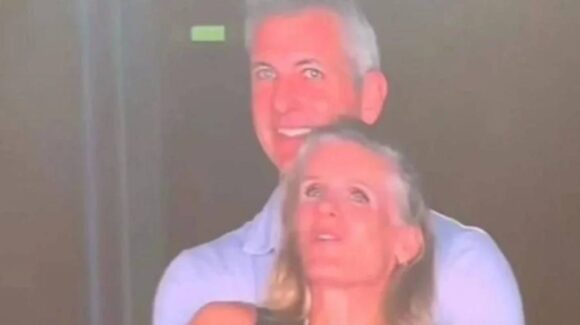 “Me llevé la peor parte”: Mujer de la “kiss cam” de Coldplay denuncia acoso y dificultades para encontrar empleo