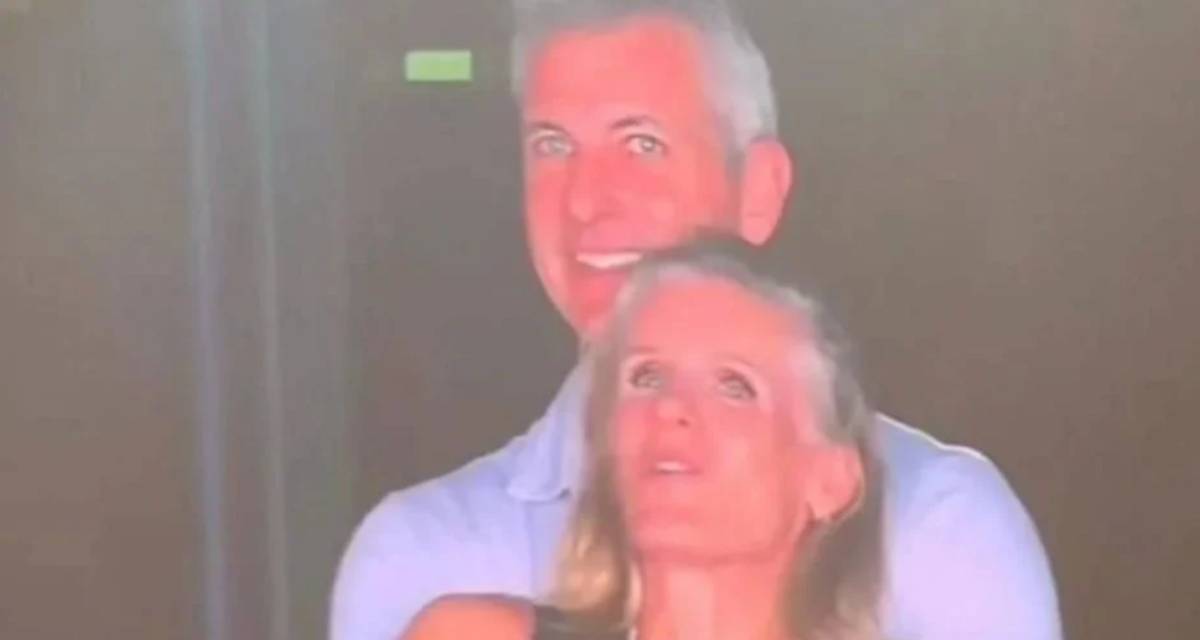 Mujer de la “kiss cam” de Coldplay denuncia acoso y dificultades para encontrar empleo