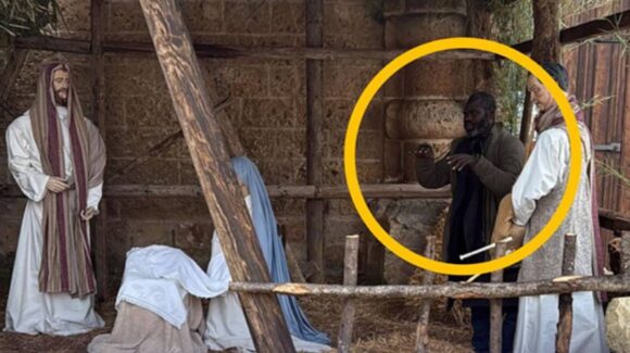 Prófugo se oculta en nacimiento de tamaño real en Italia; lo descubre el alcalde
