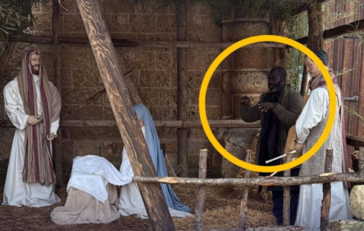 Prófugo se oculta en nacimiento de tamaño real en Italia; lo descubre el alcalde