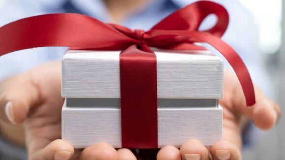 Cómo dejar de buscar el “regalo perfecto” y pensar en el “mejor”, según la ciencia