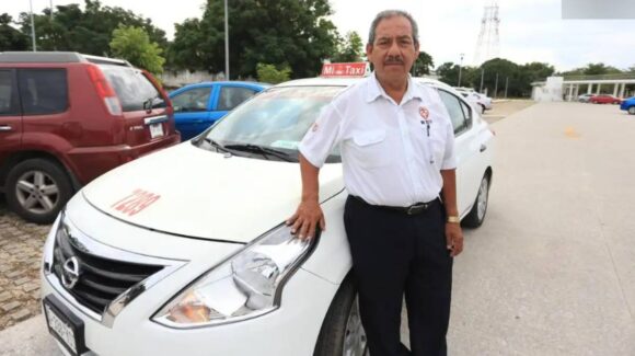 Taxista devuelve 300 mil pesos olvidados y recibe reconocimiento en Yucatán