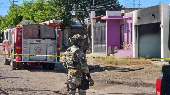 Vandalizan y queman casa y automóvil en la colonia Emiliano Zapata de Culiacán; hay un arma tirada