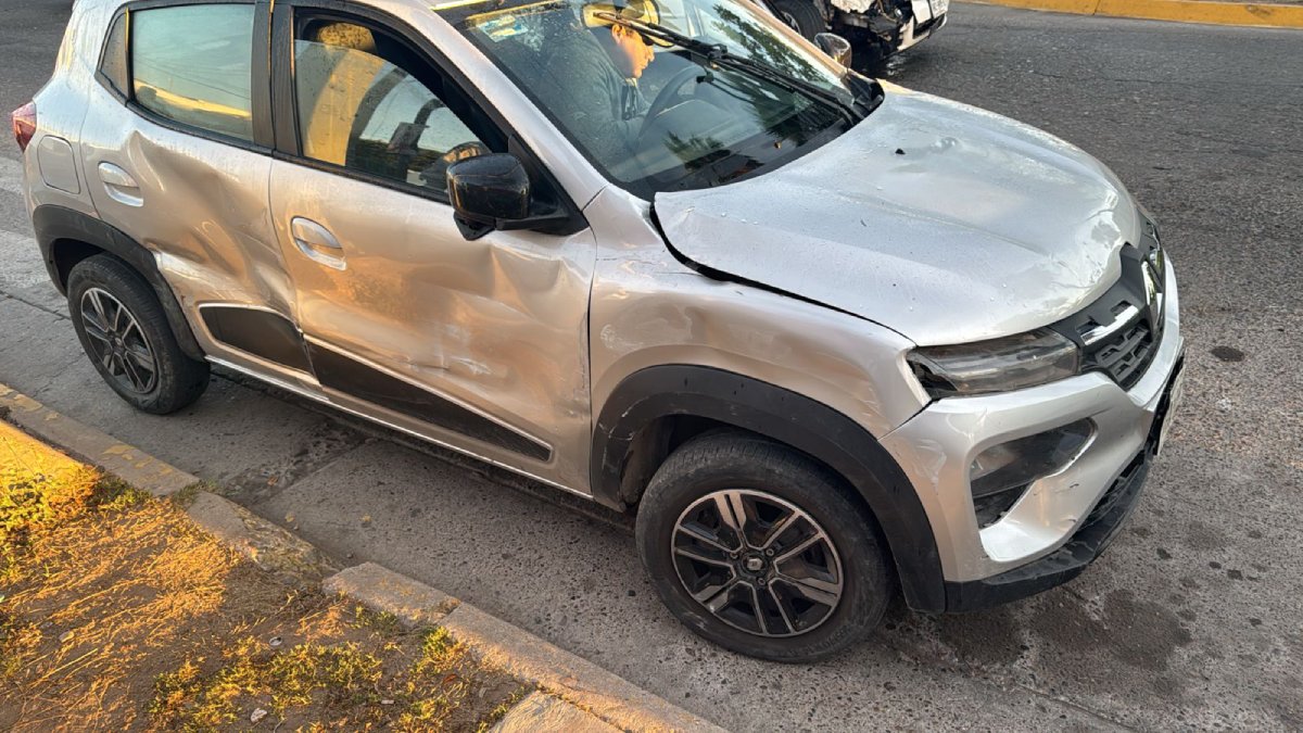 sedán Renault accidentado