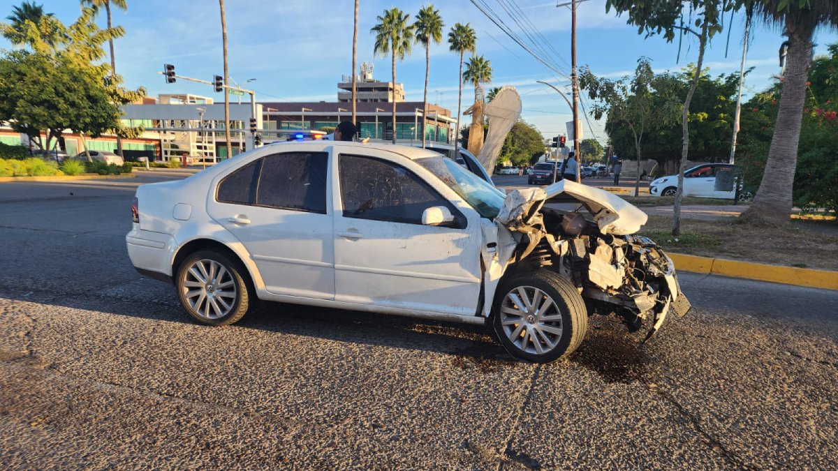 Volkswagen Jetta de color blanco accidentado