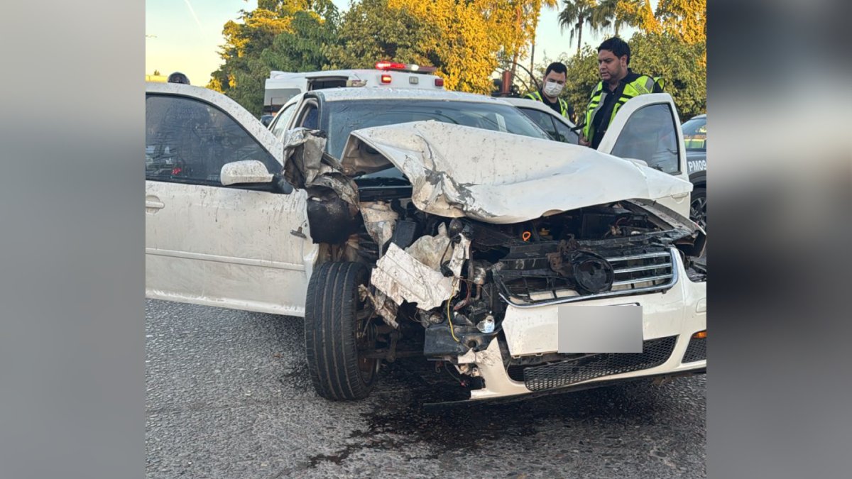 Volkswagen Jetta de color blanco accidentado