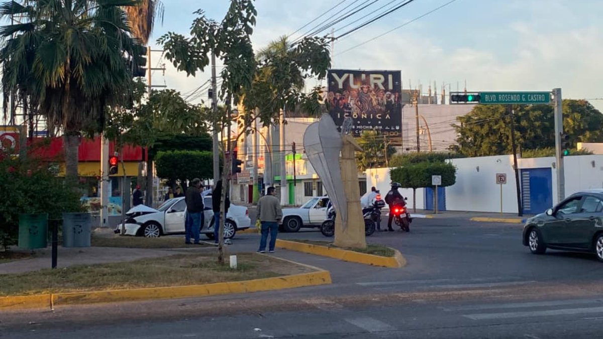 Volkswagen Jetta de color blanco accidentado