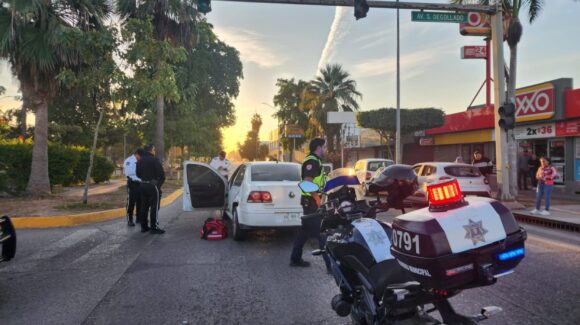 Hombre en estado de ebriedad provoca accidente y deja tres personas lesionadas en Los Mochis, Sinaloa