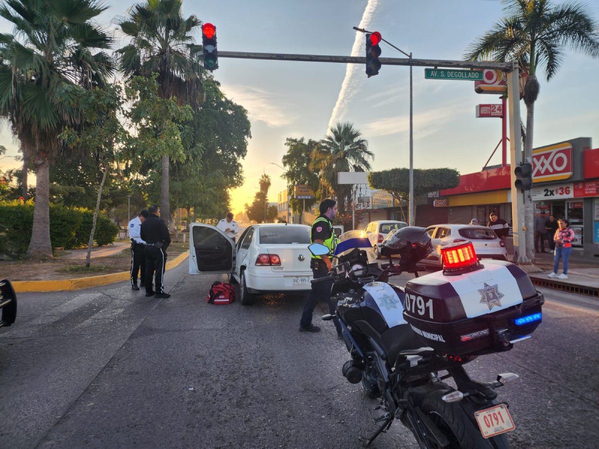 Volkswagen Jetta de color blanco accidentado