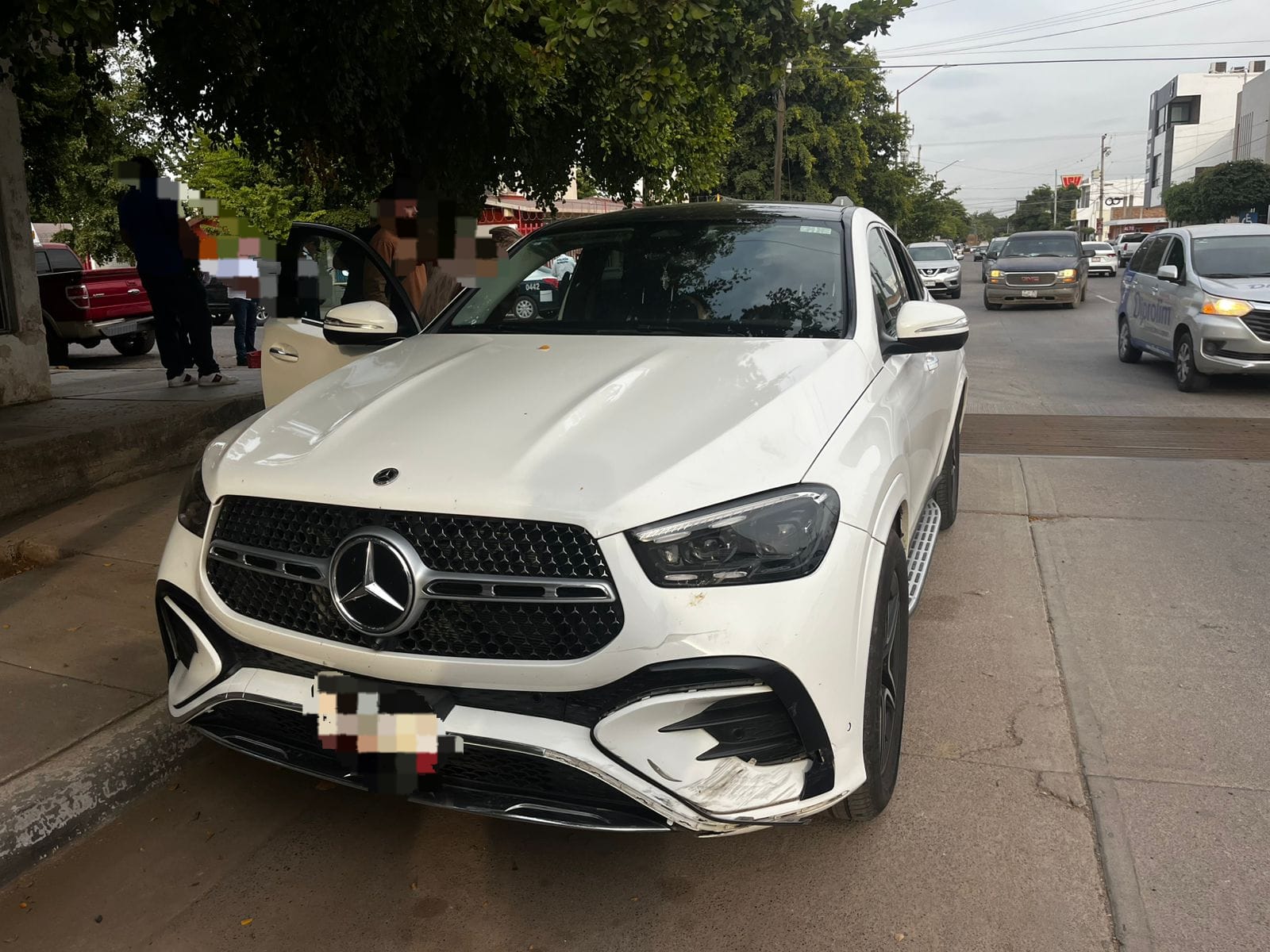 Mercedes Benz GLE 450, modelo 2023, color blanco