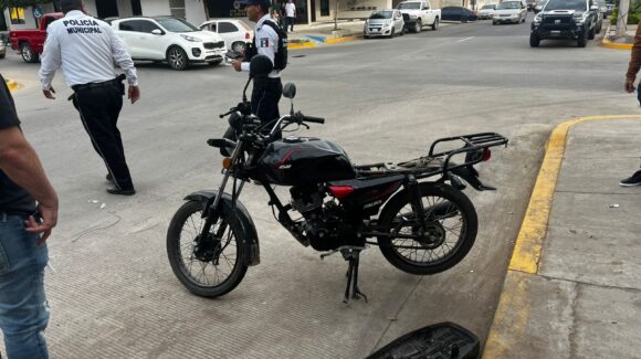 Motociclista resulta lesionado tras choque en la colonia Del Bosque de Guasave, Sinaloa