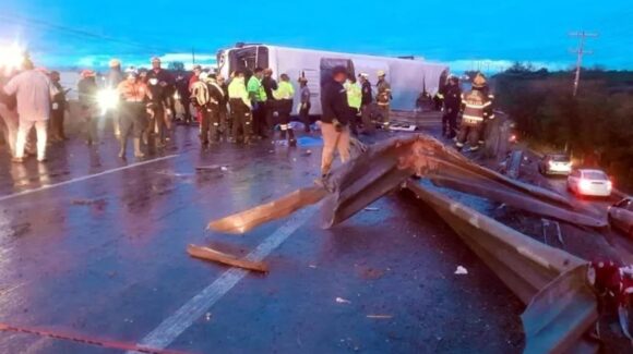 Accidente de camión en carretera de Nuevo León deja al menos 8 personas sin vida