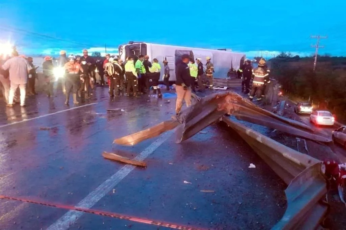 Accidente de camión en carretera de Nuevo León