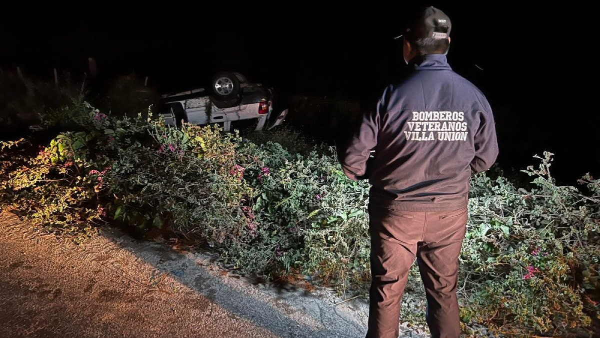 accidente de una carambola volcadura y salida de camino en mazatlan
