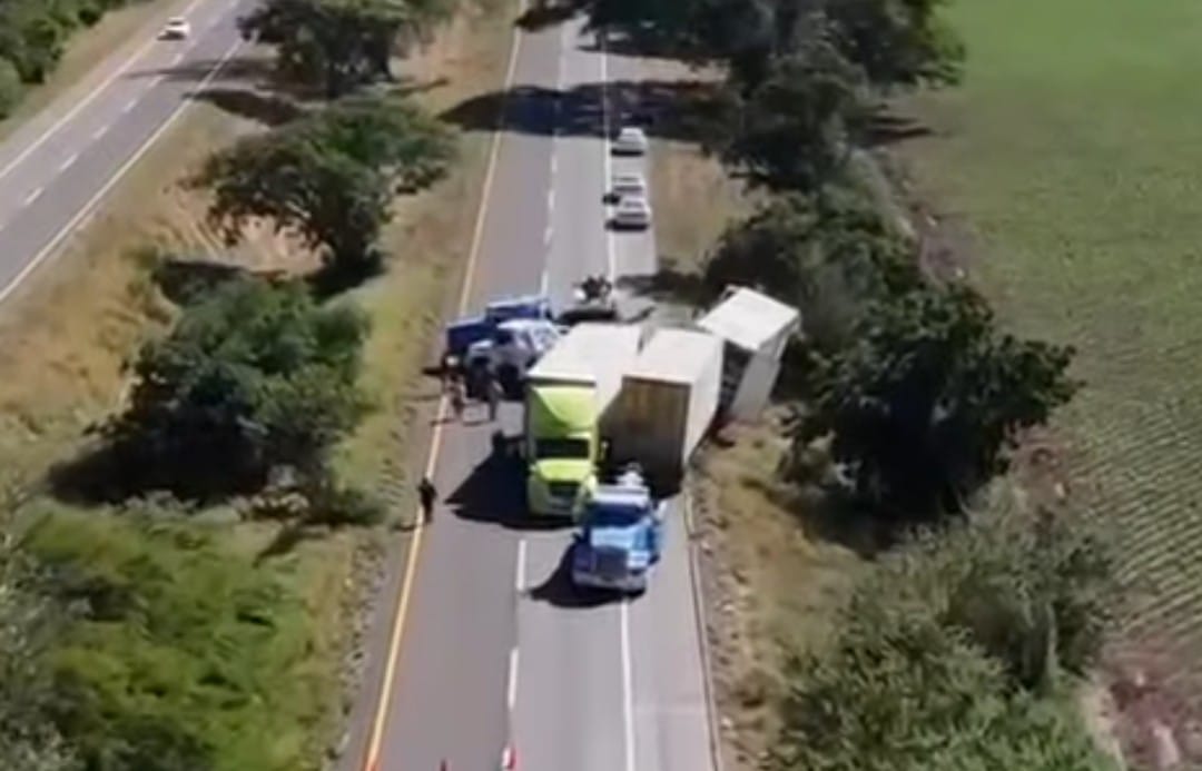 Accidente de tractocamión en Elota