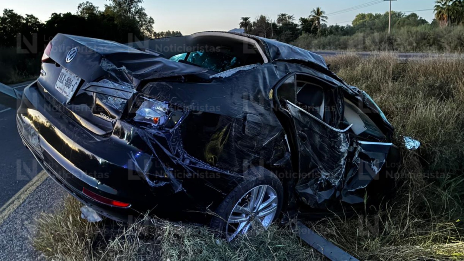 Conductor de un vehículo queda volcado en la México 15, en Los Mochis
