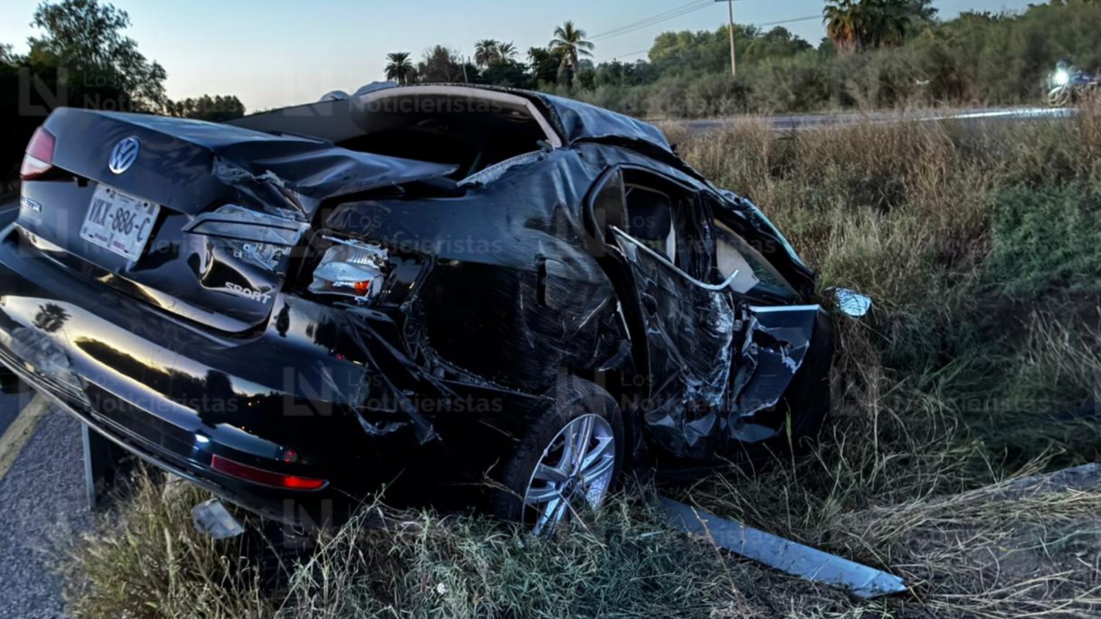 Conductor de un vehículo queda volcado en la México 15, en Los Mochis