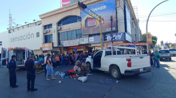 Abuelitos y sus dos nietos que buscaban regalos para Navidad fueron atropellados en el Centro de Los Mochis