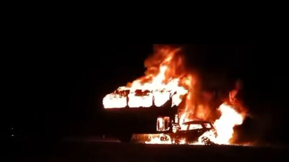¡Se incendiaron tras el choque! Se registra accidente entre camión de pasajeros y un vehículo por la maxipista Culiacán-Mazatlán