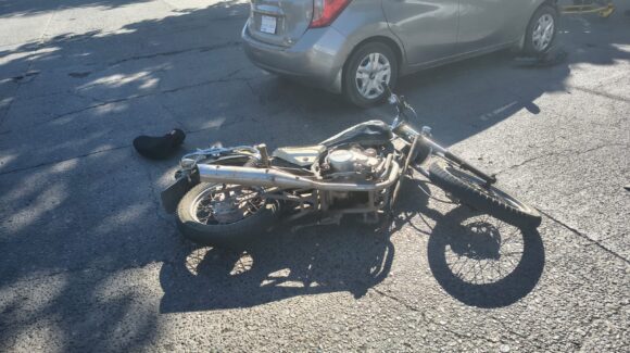 Motociclista resulta lesionado tras ser arrollado por un vehículo en el sector Centro de Los Mochis, Sinaloa