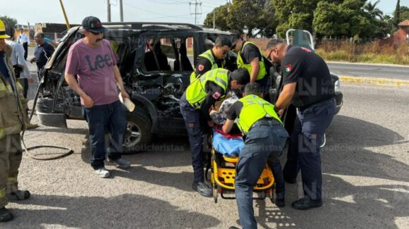 Ocho personas lesionadas, entre ellas tres menores de edad, fue el saldo de un accidente entre un camión de pasajeros y una vagoneta en Ahome, Sinaloa
