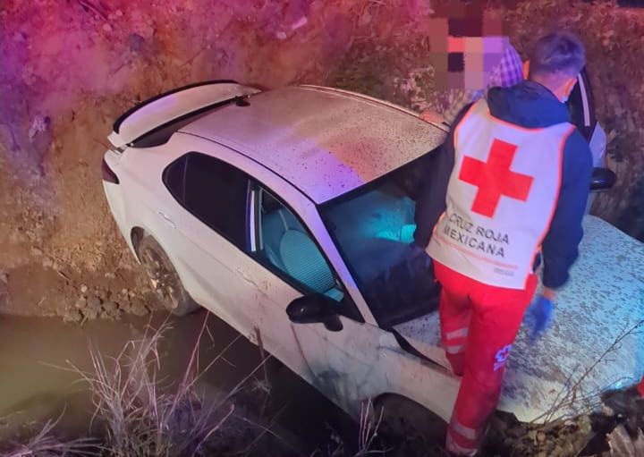 Vehículo accidentado en salida de camino en la carretera