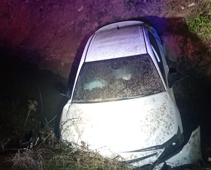 Vehículo accidentado en salida de camino en la carretera