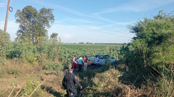 Salida de camino con volcadura deja una persona lesionada en la sindicatura de La Trinidad, Guasave, Sinaloa