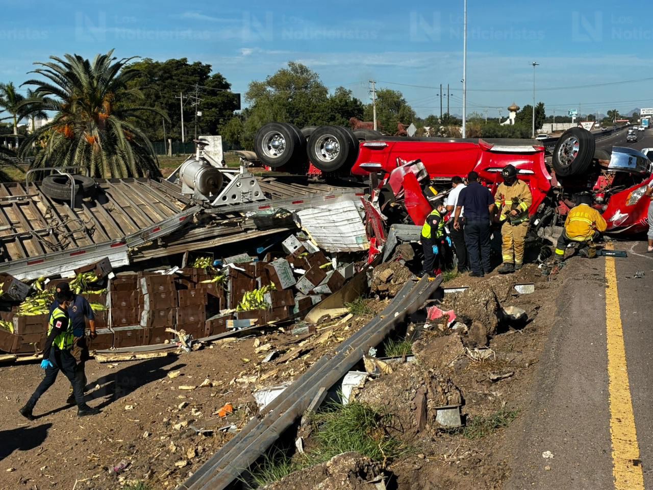 tráiler cargado de elotes volcado