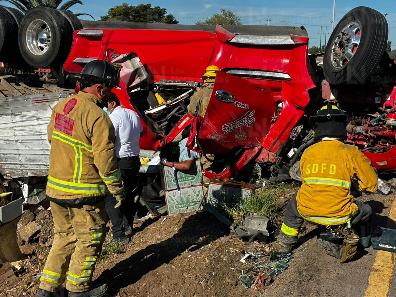 bomberos rescatando a chofer de tráiler
