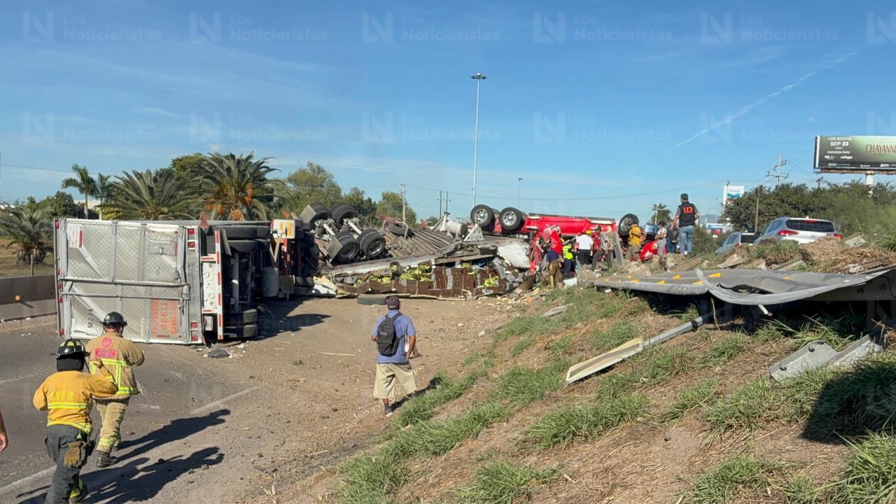 tráiler cargado de elotes volcado