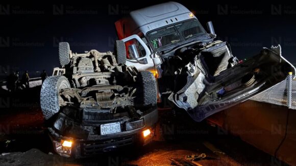 Aparatoso accidente deja cinco lesionados en el puente desnivel de Juan José Ríos, Sinaloa